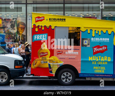 Les amoureux de la crème glacée et les amateurs de moutarde affluent à Midtown Manhattan pour boules de glace à la moutarde French's le Jeudi, août 1, 2019. Une collaboration avec le quartier branché de Coolhaus marque de crème glacée la crème glacée moutarde moutarde French's utilise pour créer ses il est alarmant de couleur jaune vif. Le français est une marque de McCormick. (© Richard B. Levine) Banque D'Images