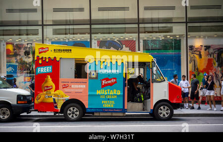 Les amoureux de la crème glacée et les amateurs de moutarde affluent à Midtown Manhattan pour boules de glace à la moutarde French's le Jeudi, août 1, 2019. Une collaboration avec le quartier branché de Coolhaus marque de crème glacée la crème glacée moutarde moutarde French's utilise pour créer ses il est alarmant de couleur jaune vif. Le français est une marque de McCormick. (© Richard B. Levine) Banque D'Images
