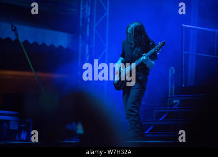 SIBIU, ROUMANIE - 26 juillet 2019 : John Myung bassiste du groupe de metal progressif Dream Theater live at Festival Artmania Banque D'Images