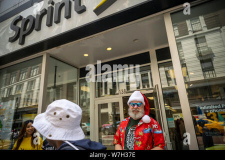 Un magasin de l'Herald Square à New York durant un événement promotionnel le Samedi, Juillet 27, 2019. La fusion entre Sprint et T-Mobile a été approuvé par le ministère américain de la Justice. (© Richard B. Levine) Banque D'Images