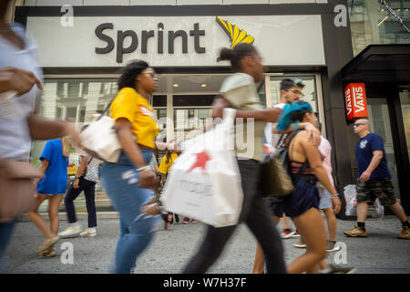 Un magasin de l'Herald Square à New York le Samedi, Juillet 27, 2019. La fusion entre Sprint et T-Mobile a été approuvé par le ministère américain de la Justice. (© Richard B. Levine) Banque D'Images