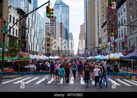 La rue est bloquée à la circulation par le NYPD pour le salon et le marché de la rue sur la 8ème Avenue à Times Square, Midtown, Manhattan, New York en été Banque D'Images