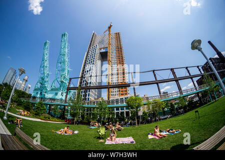 La génération y foule dans le parc de Domino quartier de Williamsburg à Brooklyn à New York pour faire cuire au soleil le dimanche, Août 4, 2019. (© Richard B. Levine) Banque D'Images