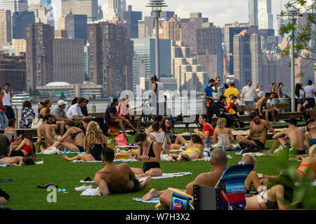 La génération y foule dans le parc de Domino quartier de Williamsburg à Brooklyn à New York pour faire cuire au soleil le dimanche, Août 4, 2019. (© Richard B. Levine) Banque D'Images