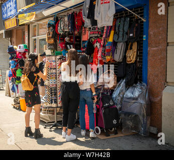 Boutique des femmes dans un magasin de souvenirs dans le quartier chinois de New York le Samedi, Août 3, 2019. (© Richard B. Levine) Banque D'Images