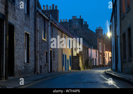 Vue de nuit sur la rue étroite dans Cellardyke, Fife, Scotland Banque D'Images