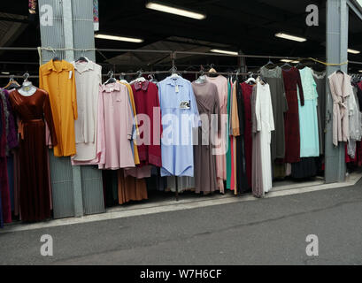 Asian women's fashion en vente sur un marché en plein air à Bolton, Lancashire, Greater Manchester, Angleterre, photo DON TONGE Banque D'Images