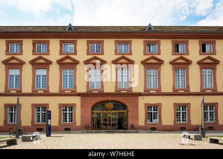 Façade avec entrée principale du bâtiment historique de la recherche publique Université de Mannheim Banque D'Images