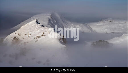 Parkhouse hill et Chrome Hill dans le brouillard, Earl Strendale, Angleterre Banque D'Images