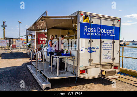 Food poisson frais vente de Eyemouth, marchands de poisson Dougal Ross, à côté du port de Largs, Northumberland, Angleterre. Juillet 2019. Banque D'Images