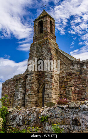 Le clocher de prieuré de Lindisfarne, ruines médiévales sur l'île sacrée de Lindisfarne, Northumberland, Angleterre. Juillet 2019. Banque D'Images