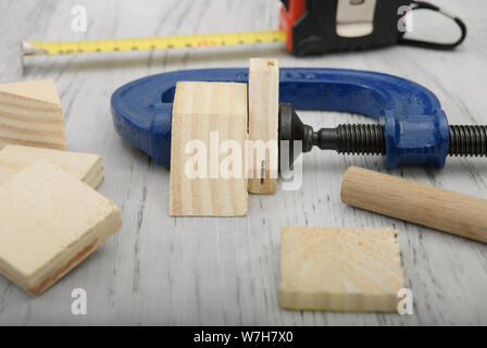 Close up, détail, appuyant sur l'outil de fermeture des formes en bois ensemble pour l'emploi menuiserie, travail, projet, la pression, les choses Banque D'Images