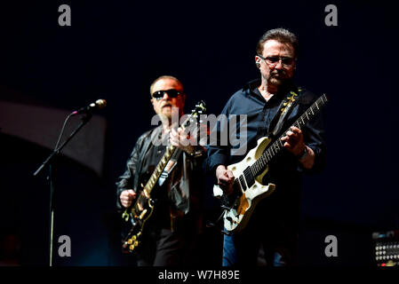 4 juillet 2019, Moapa, Nevada Buck Dharma et Eric Bloom de Blue Oyster Cult sur scène à la Moapa Event Center à Moapa, Nevada. Banque D'Images