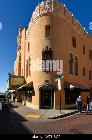 Le Lensic Performing Arts Centre, immeuble d'angle fer plat à Santa Fe, Nouveau Mexique. Banque D'Images