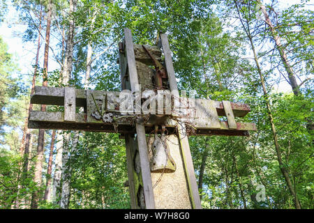 Hui Stargard Szczecinski d'origine, la Pologne. 3rd, 2019 Août croix catholique fait à partir de la ferraille trouvés sur la zone de camp est vu dans la charge, Hui Stargard Szczecinski Pologne le 3 août 2019 le Stalag II-D était un Allemand DE LA SECONDE GUERRE MONDIALE prisonnier de guerre camp situé à Gross Born a été créé pour regrouper les officiers français de la bataille de France, plus tard, des soldats polonais et soviétiques. Dans Ja. 1945, il y avait 5 014 officiers et 377 garçons dans le camp. © Vadim Pacajev / Alamy Live News Banque D'Images