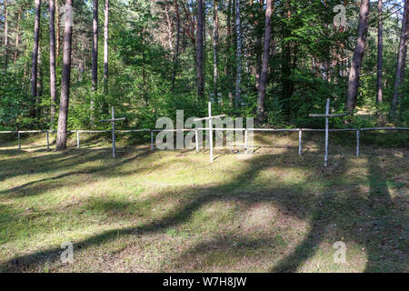 Hui Stargard Szczecinski d'origine, la Pologne. 3rd, 2019 Août cimetière restauré sur le camp est vu dans la charge, Hui Stargard Szczecinski Pologne le 3 août 2019 le Stalag II-D était un Allemand DE LA SECONDE GUERRE MONDIALE prisonnier de guerre camp situé à Gross Born a été créé pour regrouper les officiers français de la bataille de France, plus tard, des soldats polonais et soviétiques. Dans Ja. 1945, il y avait 5 014 officiers et 377 garçons dans le camp. © Vadim Pacajev / Alamy Live News Banque D'Images