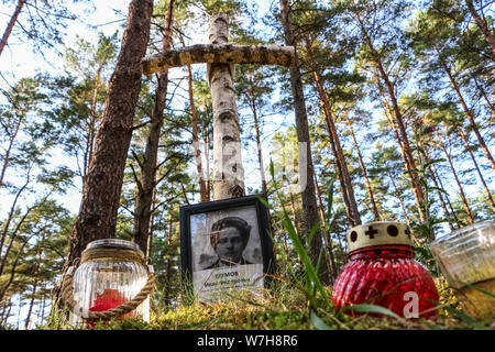 Hui Stargard Szczecinski d'origine, la Pologne. 3rd, 2019 Août Birch croise à la cimetière où la mort et la mort dans le camp de la Russie soviétique, les soldats sont enterrés sont vus dans la charge, Hui Stargard Szczecinski Pologne le 3 août 2019 le Stalag II-D était un Allemand DE LA SECONDE GUERRE MONDIALE prisonnier de guerre camp situé à Gross Born a été créé pour regrouper les officiers français de la bataille de France, plus tard, des soldats polonais et soviétiques. Dans Ja. 1945, il y avait 5 014 officiers et 377 garçons dans le camp. © Vadim Pacajev / Alamy Live News Banque D'Images