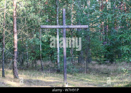 Hui Stargard Szczecinski d'origine, la Pologne. 3rd, 2019 Août Cross avec l'inscription qui dit - pour l'inconnu et oublié - est considérée dans la charge, Hui Stargard Szczecinski Pologne le 3 août 2019 le Stalag II-D était un Allemand DE LA SECONDE GUERRE MONDIALE prisonnier de guerre camp situé à Gross Born a été créé pour regrouper les officiers français de la bataille de France, plus tard, des soldats polonais et soviétiques. Dans Ja. 1945, il y avait 5 014 officiers et 377 garçons dans le camp. © Vadim Pacajev / Alamy Live News Banque D'Images