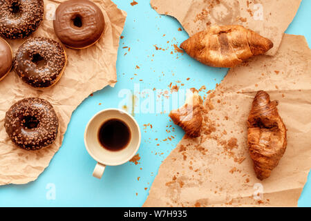 Croissants et café donuts au chocolat pour le petit-déjeuner, vue du dessus sur la table snack sucré Banque D'Images