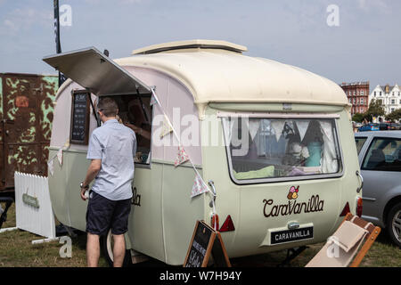 Une caravane vintage transformé en un café mobile Banque D'Images