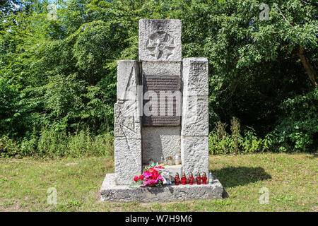 Hui Stargard Szczecinski d'origine, la Pologne. Août 3rd, 2019 Monument à la mémoire d'officier français tué André Rabin est vu dans la charge, Hui Stargard Szczecinski Pologne le 3 août 2019 le Stalag II-D était un Allemand DE LA SECONDE GUERRE MONDIALE prisonnier de guerre camp situé à Gross Born a été créé pour regrouper les officiers français de la bataille de France, plus tard, des soldats polonais et soviétiques. Dans Ja. 1945, il y avait 5 014 officiers et 377 garçons dans le camp. © Vadim Pacajev / Alamy Live News Banque D'Images