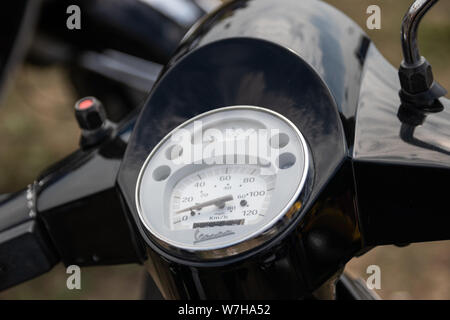 Un gros plan d'un indicateur de vitesse ou d'odomètre d'un scooter ou un cyclomoteur vintage Banque D'Images