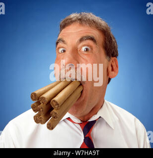 Homme avec cigares dans sa bouche Banque D'Images