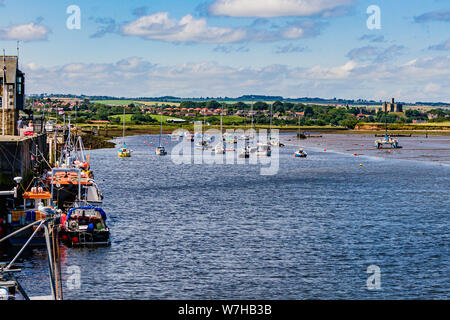 Une vue sur l'estuaire à marée Coquet Amble vers le village et le château de Warkworth, Northumberland, Angleterre. Juillet 2019. Banque D'Images