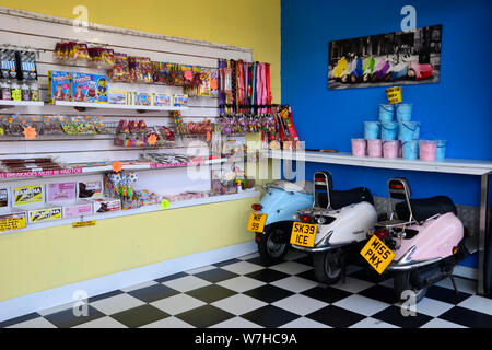 Sweet Shop avec un thème à trottinette 1960 au parc d'attractions Pleasure Beach, Skegness, dans le Lincolnshire, Royaume-Uni Banque D'Images