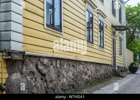 Rues pavées et vieilles maisons en bois peintes de couleurs vives à Porvoo en Finlande dans une soirée d'été - 1 Banque D'Images