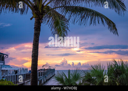 Colorful sunrise at Lake Worth Beach Pier dans Lake Worth, comté de Palm Beach, en Floride. (USA) Banque D'Images