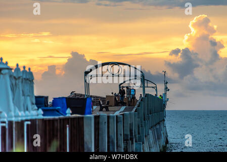 Lever du soleil à William O. Lockhart jetée municipale à Lake Worth Beach dans Lake Worth, en Floride. (USA) Banque D'Images