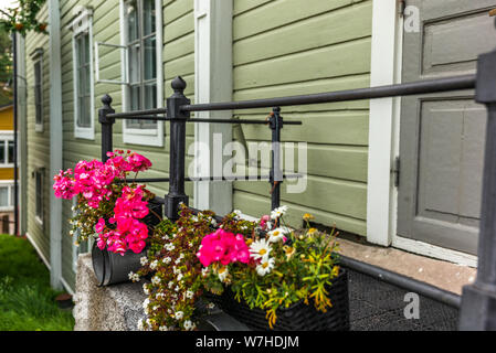 Rues pavées et vieilles maisons en bois peintes de couleurs vives à Porvoo en Finlande dans une soirée d'été - 20 Banque D'Images