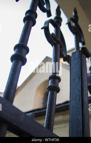 Vue de dessous un spiers d'un black metal clôture autour de l'église, selective focus Banque D'Images