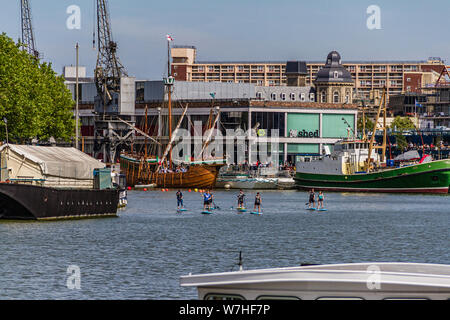 Un groupe de paddle boarders profiter du port flottant près de la M-Shed heritage museum sur Prince's Wharf, Bristol, Royaume-Uni. Juillet 2019. Banque D'Images