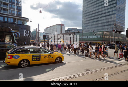 Le trafic de Copenhague - Scène de rue bondé avec des voitures et des gens dans le centre-ville, Bernstorffsgade, Copenhague Danemark Europe Banque D'Images