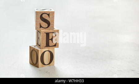 Tas avec trois cubes en bois - lettres SEO signifie Search Engine Optimization sur eux, de l'espace pour plus de texte / images du côté droit. Banque D'Images