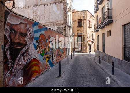 Street art Graffiti dans une ruelle à Alicante, Valence Comunidad, Espagne Banque D'Images