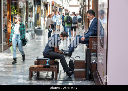 Service de Cireur service dans Burlington Arcade Arcade commerçante couverte à Londres, au Royaume-Uni, près de Piccadilly et Burlington Gardens. Cirer les chaussures hommes de gentleman Banque D'Images