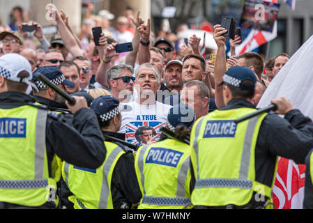 Des foules de gens en colère chez Free Tommy Robinson de protestation à Londres, au Royaume-Uni, derrière le cordon de police. Banque D'Images