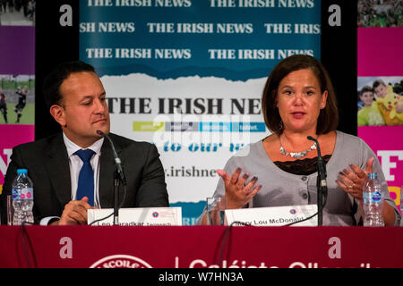 Taoiseach Leo Varadkar (à gauche) et le Sinn Fein Président Mary Lou McDonald pendant une Phobail Feile's, Leader du débat, au St Mary's University College de Belfast. Banque D'Images