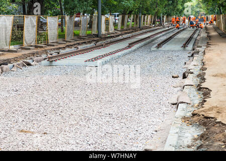 La réparation des voies de tram dans la ville de Moscou - pose de nouveaux rails sur la voie de tramway Banque D'Images