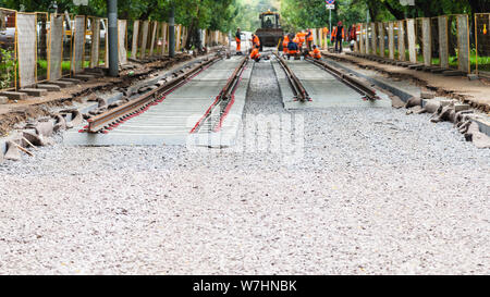 La réparation des voies de tram dans la ville de Moscou - pose de nouveaux rails sur traverses en béton de tramroad Banque D'Images