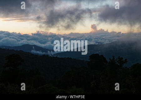 Forêt nuageuse Amérique centrale - Costa Rica paysage dans Los quetzales, belle vue sur forêt nuageuse vert vierge et ciel bleu avec des rayons du soleil. Banque D'Images