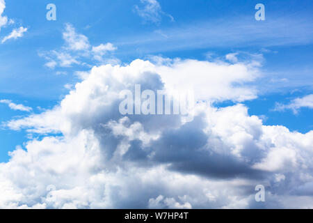 - Fond naturel Vue de dessous du grand blanc et gris, nuages dans le ciel bleu sur journée d'été Banque D'Images