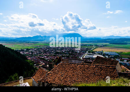 Photo de paysage prise de la Citadelle de Rasnov montrant la ville de Rasnov et les montagnes au loin - Rasnov, Brasov pays, Transylvanie, Romani Banque D'Images