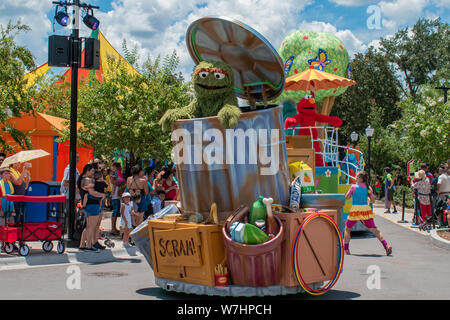 Orlando, Floride. Le 30 juillet 2019. Oscar le Grouch dans Sesame Street Parade Party at Seaworld Banque D'Images