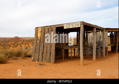 Vente de bijoux Navajo kiosque abandonné près de Monument Valley, Arizona, USA. Banque D'Images