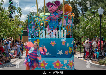 Orlando, Floride. Le 30 juillet 2019. Abby Cadabby et Zoe sur flotteur coloré à Seaworld Banque D'Images