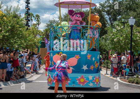 Orlando, Floride. Le 30 juillet 2019. Abby Cadabby et Zoe sur flotteur coloré à Seaworld Banque D'Images